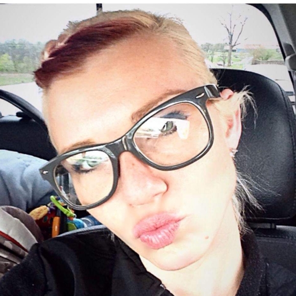 Meet your Posher, Liz - Picture 5 of 7